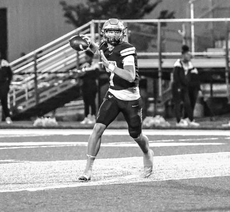 KINGFISHER QB Jhett Birdwell threw for a pair of touchdowns in the Jackets’ 15-13 loss to Plainview last week. For the regular season, Birdwell threw for more than 2,000 and 25 touchdowns in his junior year. [Photo by Chris Simon/www.simon-sports-photos.smugmug.com]