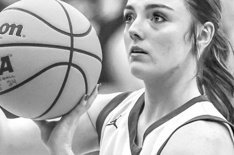 PAIGE WHEELER scored 10 points during the Lomega girls’ 89-17 victory against DCLA last Friday night. [Photo by Chris Simon/www.simon-sports-photos.smugmug.com]